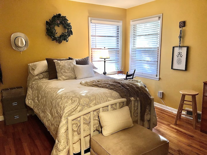 غرفة نوم بسرير كامل الحجم وحمام بدش استحمام أرضي