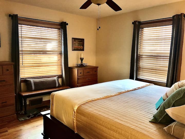 غرفة نوم بسرير بحجم كبير في كاليفورنيا