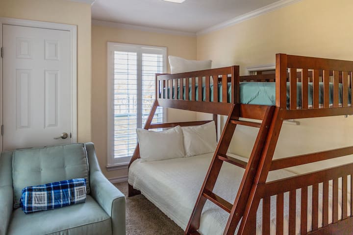 This is the full/twin bunk inside the  adjacent casita. The full bathroom, with shower, inside the casita, includes an entrance from either this bunk bedroom or the king bedroom.