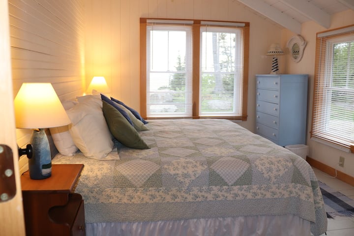 Დიდი საწოლი, რომელიც, ასევე, შეიძლება იყოს ორ ორადგილიან საწოლად. Წყლის ოდნავ ხედიც