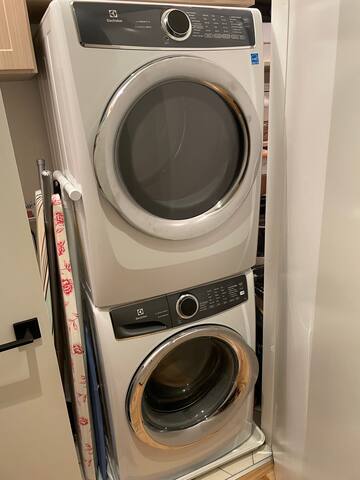 Entire floor 2-bedroom, private bath, fridge, W/D gallery image 3