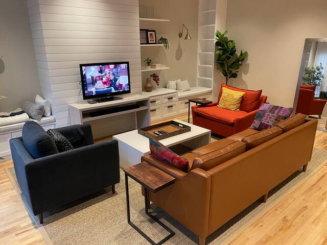 Entire floor 2-bedroom, private bath, fridge, W/D gallery image 2