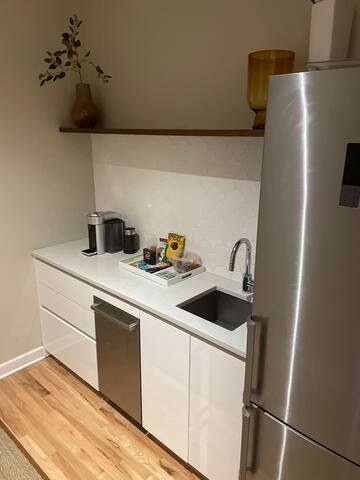 Entire floor 2-bedroom, private bath, fridge, W/D gallery image 4