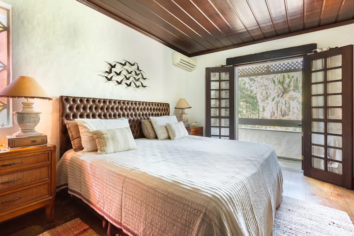 Master suite. 2x2m bed. Television. Balcony overlooking the lake and pool.