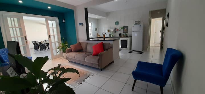 غرفة معيشة ومطبخ متكاملان تمامًا. الطهي والدردشة في كل شيء في نفس الوقت.