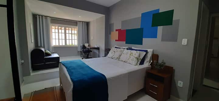 جناح يتكون من سرير جديد بحجم كبير ومساحة مكتب منزلي وسرير أريكة وتلفزيون