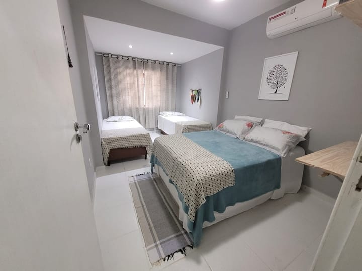 غرفة نوم كبيرة بسرير مزدوج وسريرين فرديين ، جميعها جديدة. تستوعب لنوم ما يصل إلى 6 أشخاص