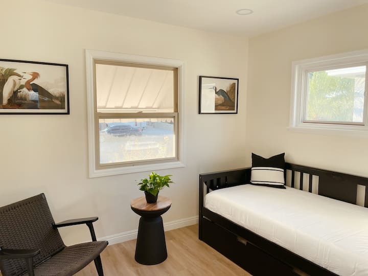 Najmanja spavaća soba je čista i elegantna. Spava 2 osobe na krevetima za dvije osobe.