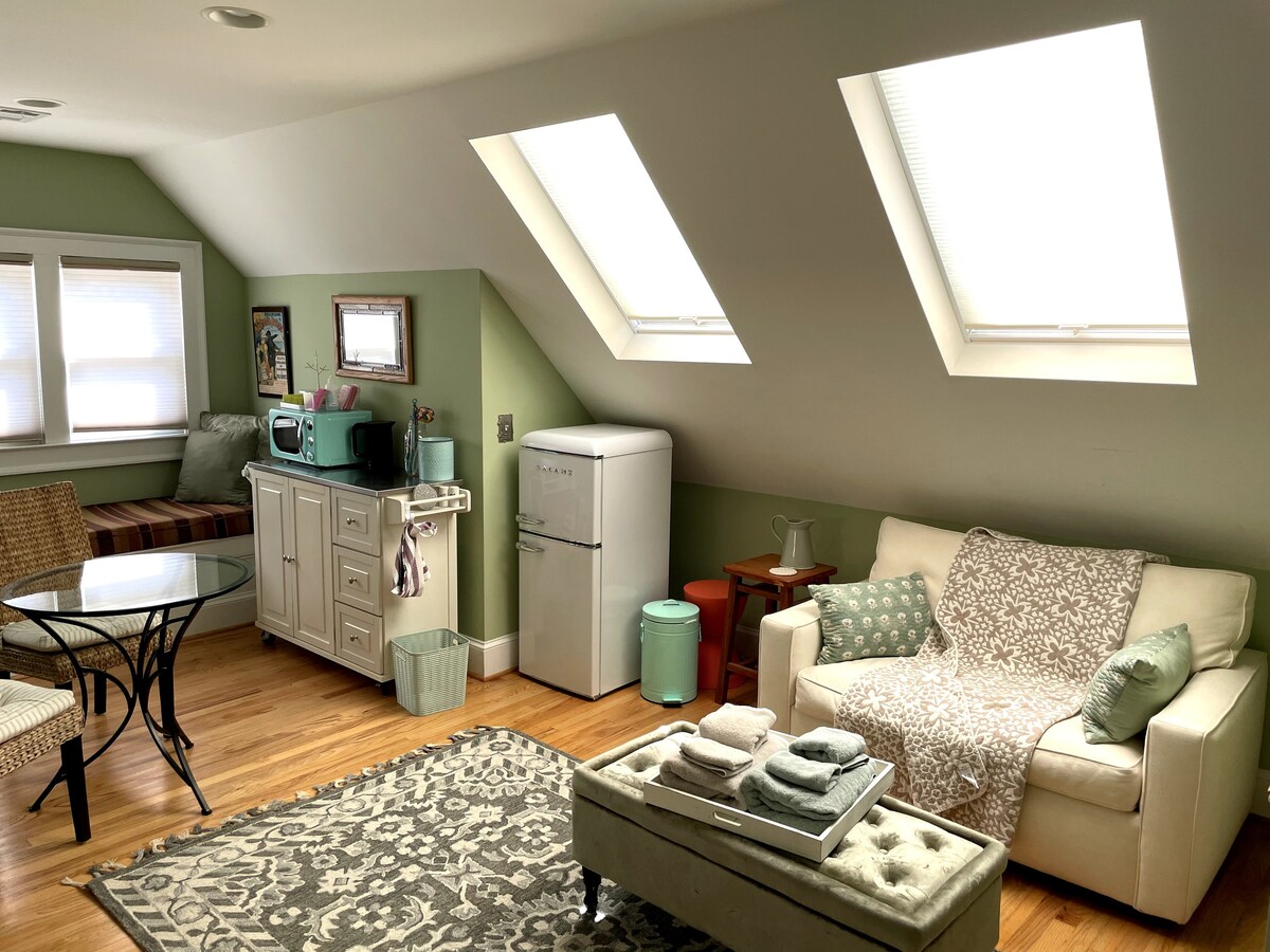 Светло и просторно жилищно пространство.