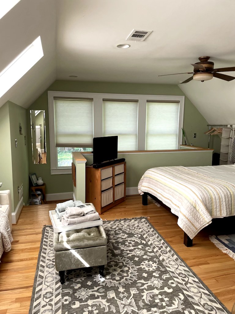 Централен вентилатор на тавана и над главата.