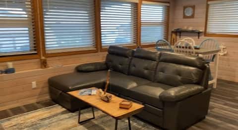 Top Airbnb: Passage View Airbnb in Strathcona