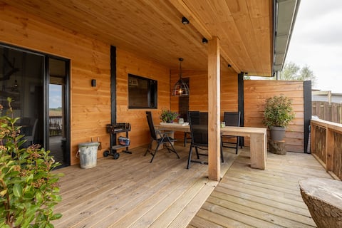 Cozy Family House by the Water (2-6p.)