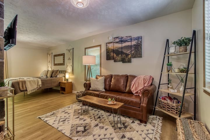 Boho Cabin - No Clean Fee! Convenient & Private - Pigeon Forge, TN