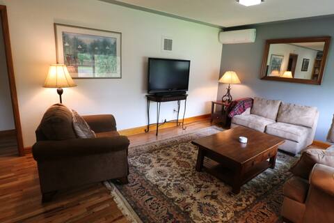 Sweet 3 bedroom, walk to Main St.