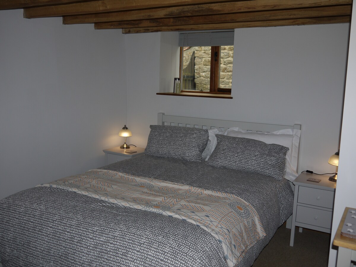 Удобен брачен кревет (широк 180-220 см) 