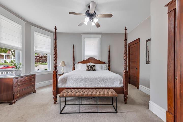 سرير فاخر بحجم كبير، 4 ملصقات مصنوع للملوك. أنت تعرف أنك كذلك. 
هذا الباب على اليمين هو حمامك. 