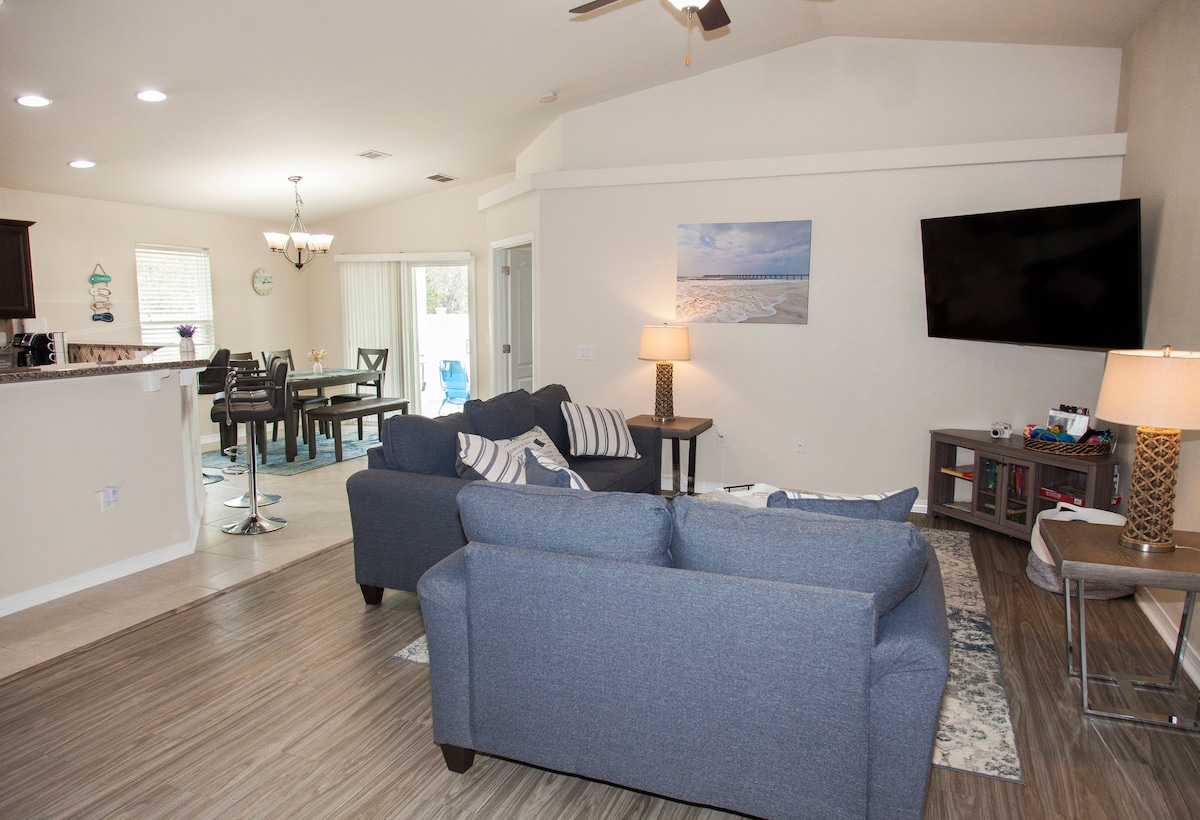 استرخ واسترخ في غرفتنا العائلية المريحة، وهي المكان المثالي للتجمع والاستمتاع. مع تلفزيون كبير عالي الدقة لليالي الأفلام والجلوس المريح ومجموعة من كتب الأطفال، فهو مثالي لكل من البالغين والأطفال للاسترخاء والاستمتاع بوقت الراحة معًا.
