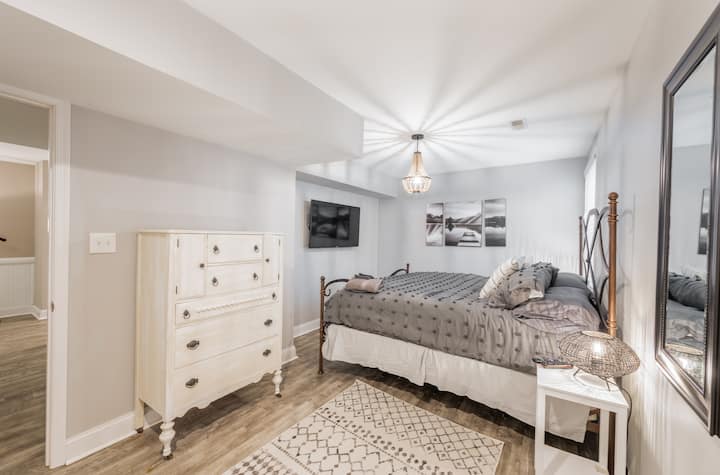 The Sultry Lake Room. Tonos grises, colchón acogedor y TV personal