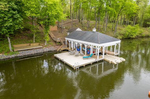 Gorgeous Waterfront Retreat 11 bed hot tub firepit