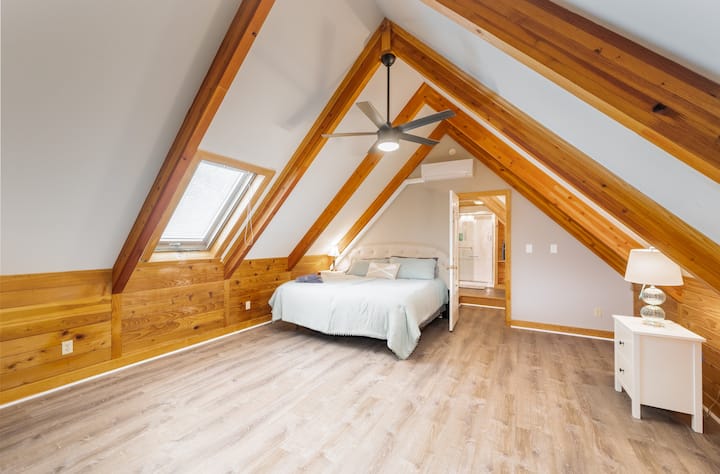 El dormitorio loft. Techos abovedados, baño completo y colchón acogedor. 