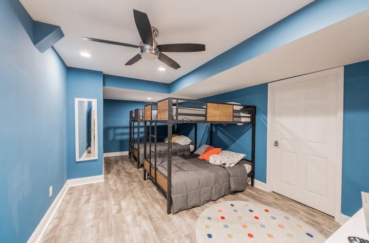 The Shark Bunk Room. A los niños les encanta esta habitación temática de tiburones. Camas acogedoras y detalles divertidos