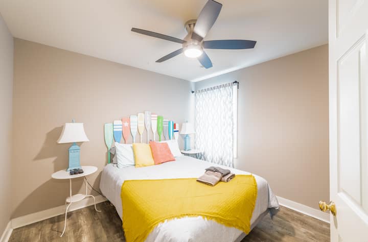 ¡El lago es Great Room es luminoso, divertido y acogedor! Ubicado en el sótano 