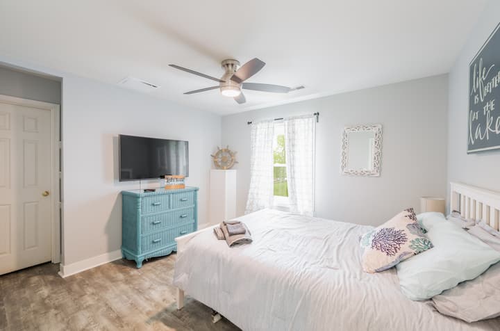 Lo mejor en la habitación del lago con su propio televisor y colchón cómodo