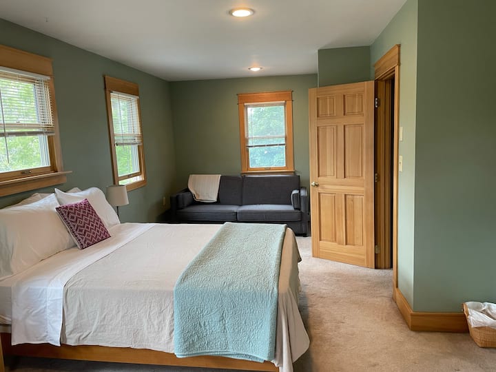 Il s'agit de la deuxième chambre à l'étage avec un canapé convertible et des fenêtres lumineuses orientées vers l'est et le sud