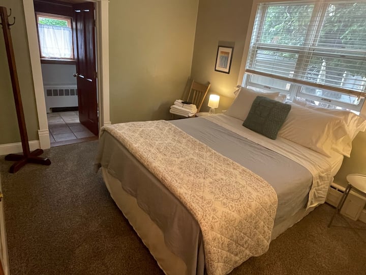 Chambre au rez-de-chaussée avec salle de bain attenante. Nouveau tapis installé en juin 2022