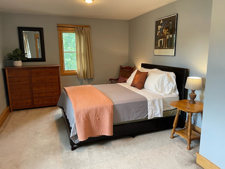 C'est l'une des deux chambres à l'étage et elle dispose d'un placard