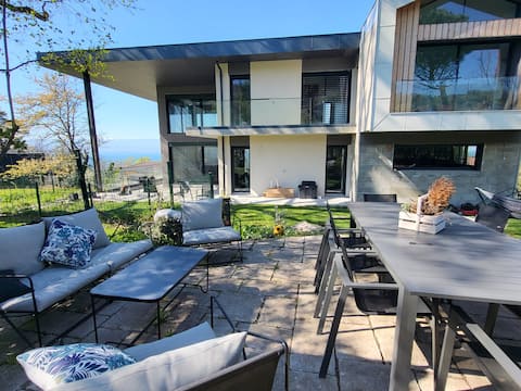 Large recent villa, lake view, facing the golf course