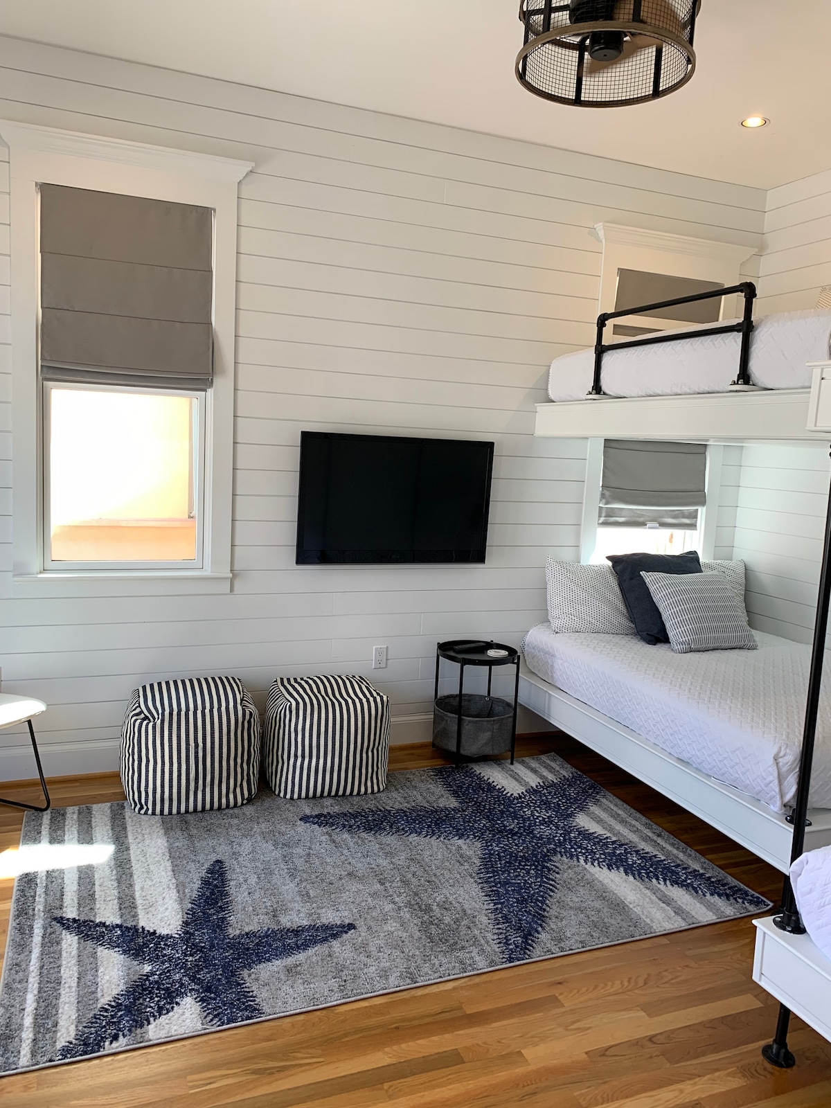 غرفة بطابقين في الطابق الثالث بطابقين كاملين وتوأم على طابقين. تلفزيون مقاس 43بوصة