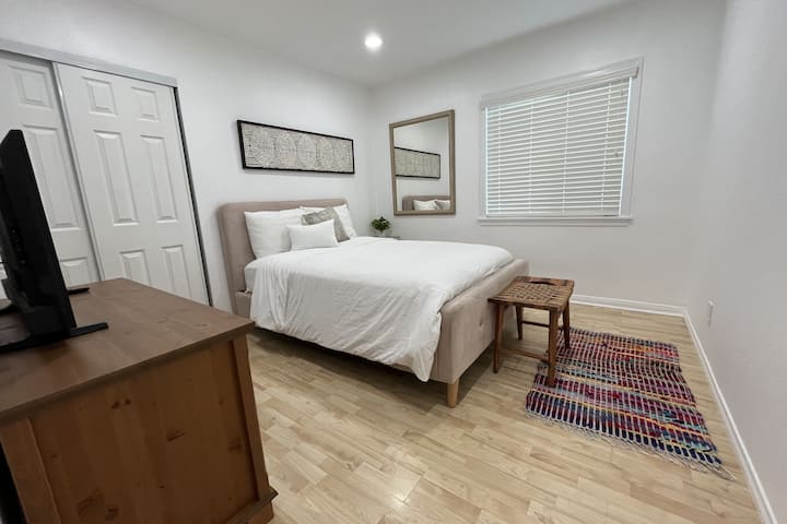 卧室配备全尺寸床、衣橱和40英寸电视。 