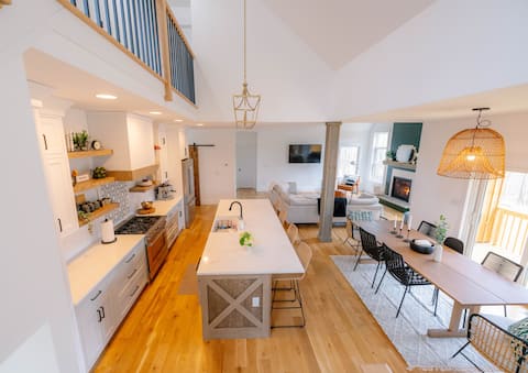 Luxury 4 bed/3.5 bath house with gas fireplace
