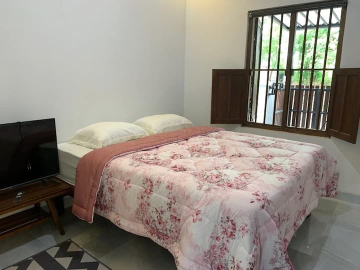 غرفة نوم رئيسية بحمام داخلي