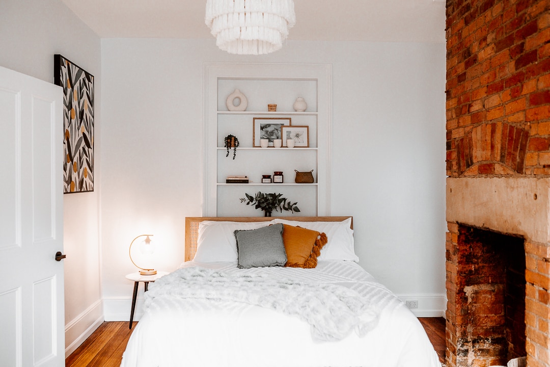 2号卧室配有标准双人床。