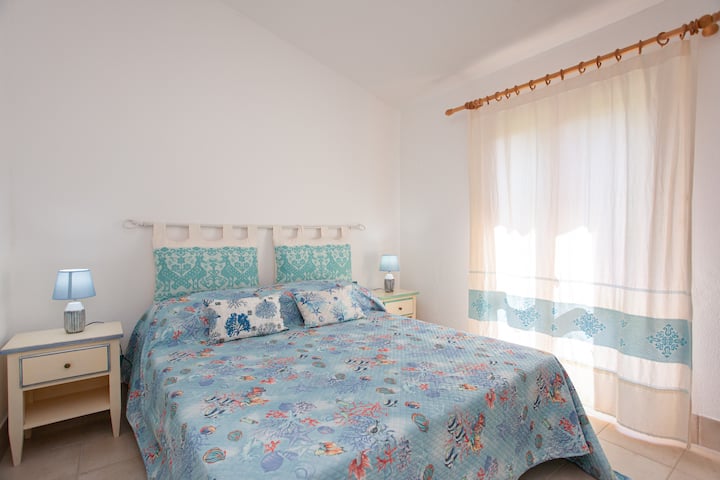 غرفة مزدوجة في الطابق الأرضي ، بسرير بحجم كوين ، وطاولات أنيقة بجانب السرير مع مصابيح متطورة للإضاءة الناعمة ومنافذ كهربائية على الجوانب ، كاملة مع ملاءات. يتصل الباب الفرنسي الكبير بالحديقة.