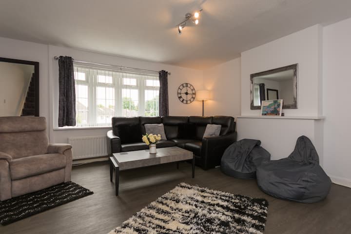 Cheerful 3 Bedroom Home In Close With Pizza Oven - Torquay