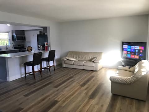Cheerful first floor room in a house 15 mins to DC