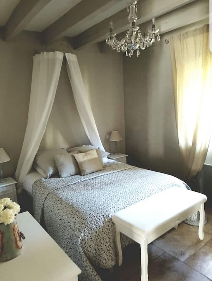 Dormitorio gris con cama de 160 x 200