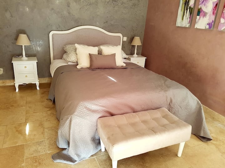 Dormitorio rosa con cama de 140x190