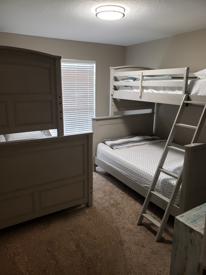 Ორსართულიანი ოთახი 2 Twin Over Full Beds (4 საწოლი სულ - 12 წლამდე ბავშვები მხოლოდ Top Bunks)