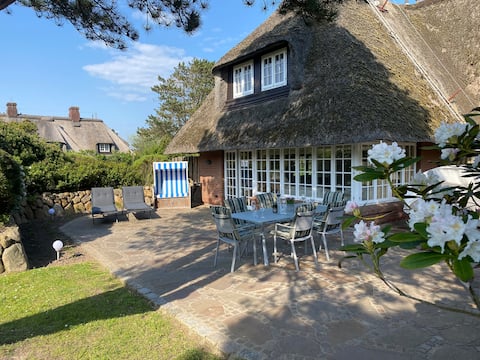 Cozy thatched cottage in the center of Kampen