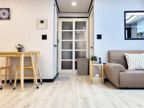 Quiet and cozy space # 5 minutes from Dokjeong Station # 3 rooms # Self check-in # Netflix # No parties allowed