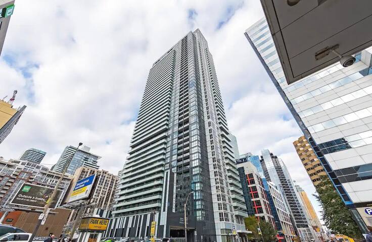 NEW Luxury Condo with CN Tower Views (2BD, 2BTH) gallery image 3