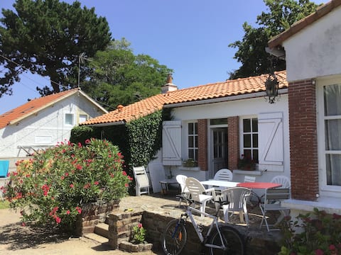 Family farmhouse 600 m from the beach