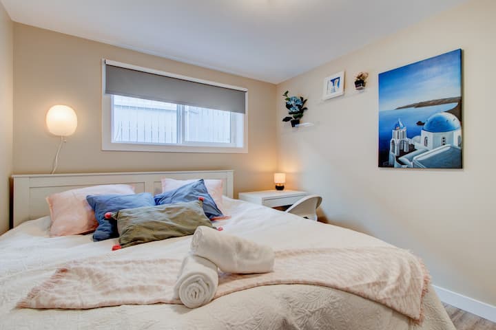 ☆The Greek☆King sized Bed✓10 Min to DT✓Long stays - Houses for Rent in  Edmonton, Alberta, Canada - Airbnb