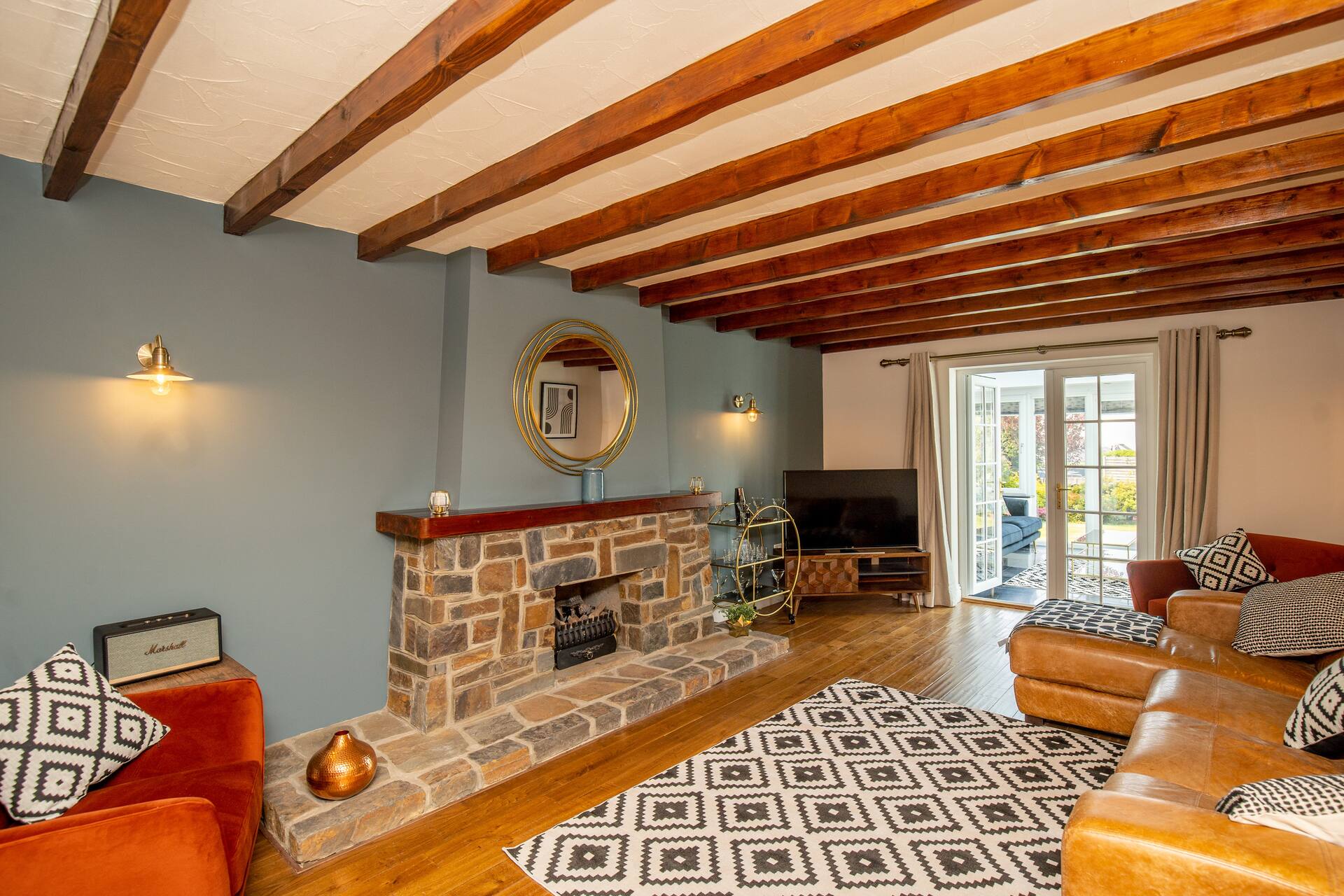 Beautiful modern & spacious 4 bedroom country home