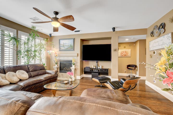 3000 Sq.Ft Luxury Oasis in the Desert (5Bedrm 4Ba) gallery image 3