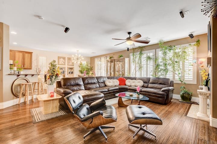 3000 Sq.Ft Luxury Oasis in the Desert (5Bedrm 4Ba)